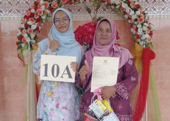 ALEEYA Maisara Mamat (kiri) bergambar bersama Siti Ramlah Abdullah selepas menerima keputusan SPM, Khamis lalu.