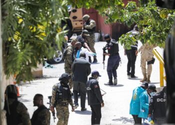 ANGGOTA tentera,
polis dan forensik
berada di luar
kediaman Presiden
Haiti, Jovenel Moise di Port-au-Prince. – AFP