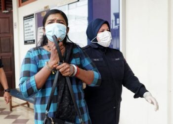 K. SAROJA Devi mengaku bersalah atas tuduhan cuai membiarkan anjing peliharaannya mencederakan seorang kanak-kanak perempuan dalam kejadian Julai lalu selepas didakwa di Mahkamah Majistret Taiping hari ini. - UTUSAN/ZULFACHRI ZULKIFLI.