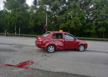 KEADAAN teksi selepas dilanggar motosikal yang ditunggang anggota sukarelawan Askar Wataniah di  Kilometer 156, Jalan Kuala Terengganu-Kuantan di Kemaman, hari ini.