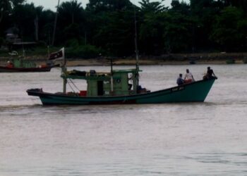 SEBUAH bot yang tersadai di muara Sungai Dungun selepas tersangkut pada beting pasir akibat masalah muara sungai cetek di Dungun, hari ini. - NIK NUR IZZATUL HAZWANI NIK ADNAN