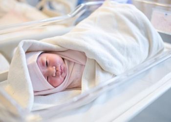 SEORANG wanita melahirkan anak ketika mengundi dalam pilihan raya ketua daerah di Mamuju, Sulawesi Barat, Indonesia. - GAMBAR HIASAN