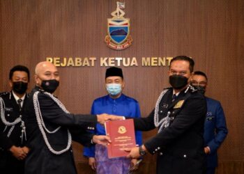 HAZANI Ghazali (kiri) dan Hajiji (tiga kiri) menyaksikan serah terima tugas antara Ahmad Fuad (dua kiri) dan Hamzah Ahmad (dua kanan) di Menara Kinabalu hari ini.-IHSAN Jabatan Ketua Menteri