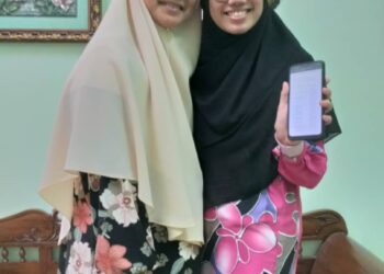 WAN Nur Alya Bahirah Wan Anuar (kanan) yang meraih 11A dalam SPM 2020 bersama ibunya, Norlia Ali di kediaman mereka di Panji Alam, Kuala Terengganu.