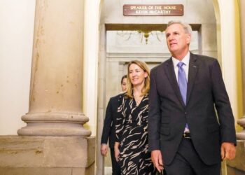 KEVIN McCarthy keluar dari pejabatnya untuk menghadiri beberapa siri undian di Bangunan Capitol AS Selasa lalu.-AFP