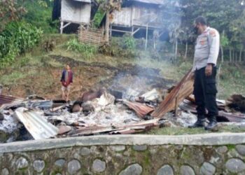 RUMAH Pakoh dan A Latif musnah akibat dibakar penduduk kampung yang mendakwa mereka amalkan ilmu hitam di Bima, Nusa Tenggara Barat. - AGENSI