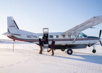 SEBUAH pesawat di Birch Creek, Alaska bersedia membawa penumpang untuk menerima suntikan vaksin Covid-19 pada Februari lalu. - AGENSI