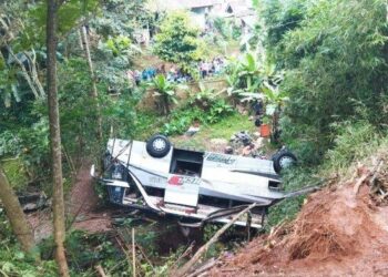 SEBUAH bas terhumban ke dalam gaung dipercayai kerana mengalami kegagalan brek di Sumedang, Jawa Barat, Indonesia. - AGENSI