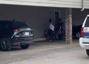 GAMBAR yang disiarkan KTRK menunjukkan seorang budak lelaki dipercayai abang mangsa duduk di luar rumah di Houston. - AGENSI