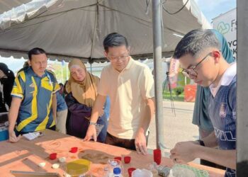 LIM Ban Hong (dua dari kanan) melihat demonstrasi penghasilan sabun daripada minyak masak terpakai ketika Program 360 Waste Solution di Taman Bukit Rambai, Melaka.