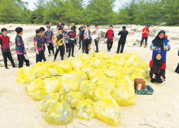 AHLI Kelab Biodiversiti Politeknik Muadzam Shah bersama bungkusan sampah yang dikutip di Pantai Rantau Panjang, Rompin dalam program Kutip Sampah Sambil Riadah.