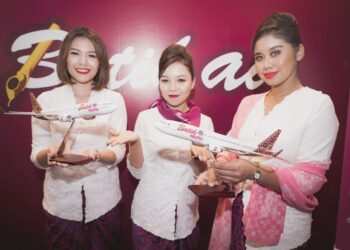 PRAMUGARI Batik Air menunjukkan model pesawat baharu syarikat
itu, Boing 737-8 di Sepang, semalam.  – UTUSAN/MOHD FARIZWAN HASBULLAH