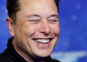 Riak wajah Elon Musk selepas mendengar berita Twitter melantik peguam AS untuk menyaman beliau. - GAMBAR AGENSI