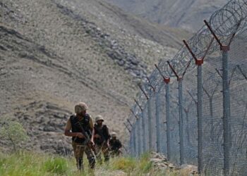 TENTERA Pakistan mengawal laluan di sepanjang pagar sempadan Pakistan-Afghanistan berdekatan pos kawalan Big Ben di wilayah Khyber Pakhtunkhwa. – AFP