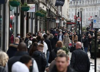 SEGELINTIR penduduk memakai pelitup muka semasa berjalan di Regent Street di London. -   AFP