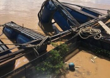 SANGKAR ikan patin milik MZ Agriculture rosak dilanggar kayu balak hanyut dalam kejadian banjir pada 18 Disember lalu di Kampung Pangsenam di Temerloh, Pahang.