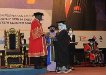 M. Saravanan menyampaikan sijil kepada graduan sempena Majlis Konvokesyen FeMAC Zon Tengah ke-4 Tahun 2022 di Dewan Tuanku Canselor USIM, Nilai, Seremban hari ini.-UTUSAN/NOR AINNA HAMZAH