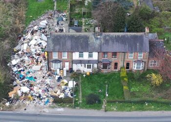 GAMBAR yang diambil dari udara menunjukkan timbunan sampah ‘menenggelami’ sebuah rumah ladang di Upminster, England. - AGENSI