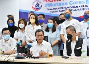 MOHD. Shafie Apdal (duduk tengah) semasa sidang akhbar selepas pelancaran Warisan Care di Kota Kinanalu hari ini.