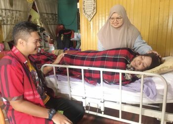 HANIS Azureen Huzaimi bersama abangnya, Hilman Zameer membantu menguruskan ibu mereka yang terlantar di Kampung Manal, Tanah Merah, Kelantan. - UTUSAN/ROSMIZAN RESDI