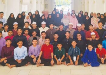 SEBAHAGIAN daripada pelajar Maktab rendah Sains Mara (MRSM) Ulul Albab yang menyertai Kem Hafazan al-Quran pada cuti sekolah baru-baru ini.