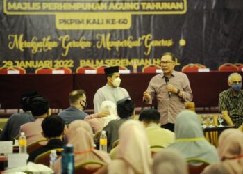 ANWAR Ibrahim sewaktu berucap ketika menjadi ahli panel dalam sesi townhall "Youth, Future & Malaysia sempena Majlis Perhimpunan Agung Tahunan PKPIM Kali Ke-16 di Seremban hari ini.-UTUSAN/MOHD. SHAHJEHAN MAAMIN.