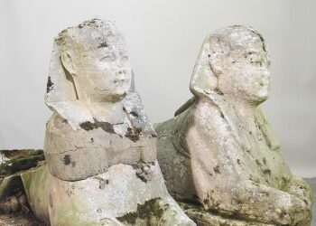 PATUNG batu Sphinx berjaya dijual pada harga kira-kira 200,000 pound (RM1.13 juta). - EAST ANGLIA NEWS SERVICE