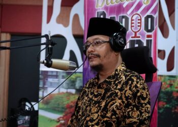 MOHD. Kazim Elias semasa menjadi tetamu semasa bersiaran di Radio Majlis Bandaraya Ipoh (MBI) di Ipoh hari ini.  - UTUSAN/ZULFACHRI ZULKIFLI