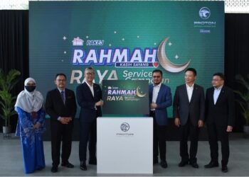 TENGKU Zafrul Tengku Abdul Aziz melancarkan Kempen Proton Rahmah 2023 di Putrajaya.