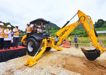 Majlis pecah tanah Projek Hidroelektrik Nenggiri oleh TNB di Gua Musang, Kelantan.