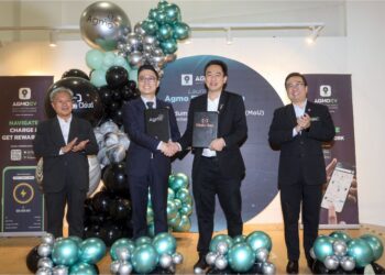 CHANG Lih Kang (kanan) menyaksikan pertukaran dokumen antara Pengurus Besar Malaysia, Alibaba Cloud Intelligence, Kun Huang (dua kiri) dengan Ketua Pegawai Eksekutif Agmo Holdings Berhad, Tan Aik Keong di MMU Cyberjaya, semalam. – UTUSAN/FAISOL MUSTAFA