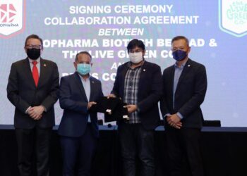 MAJLIS pertukaran dokumen kerjasama antara Duopharma Biotech dan The Live Green Co di Kuala Lumpur, hari ini. - UTUSAN/WAN REDZA