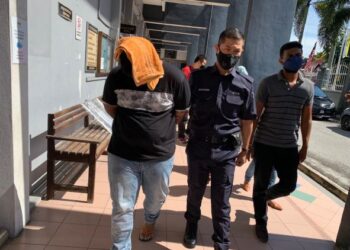 HARJIT Singh Terlok Singh (kiri) dibawa masuk ke mahkamah bagi menghadapi tuduhan membunuh di Mahkamah Majistret Ipoh hari ini. - UTUSAN/ASLIZA MUSA