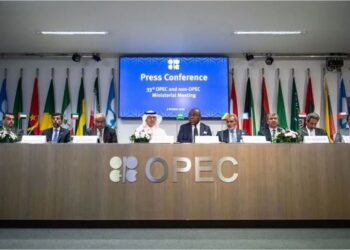 MESYUARAT OPEC+ pada 5 Oktober lalu memutuskan untuk mengurangkan pengeluaran minyak mentah sebanyak dua juta tong sehari dalam usaha menstabilkan harga di pasaran. – GAMBAR HIASAN