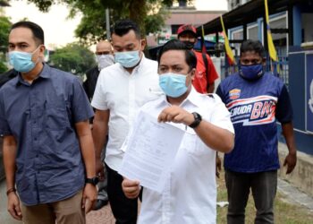 PEMUDA UMNO membuat laporan polis di Balai Polis Sri Petaling mengenai dakwaan kandungan buku teks Sejarah Tingkatan 4 yang dimanipulasi.