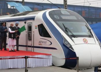 PERDANA Menteri India, Narendra Modi melancarkan kereta api laju buatan negara itu, Vande Bharat Express bagi laluan New Delhi ke Varanasi pada 2019. – AFP