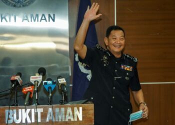 PEGAWAI polis tetap bersara dan jarang disambung kontrak walaupun mereka berpengalaman. – UTUSAN/FARIZ RUSADIO