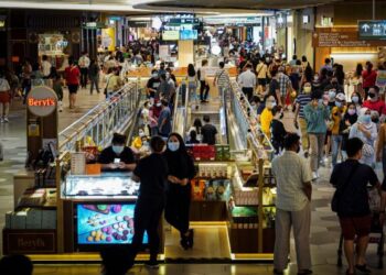 PENGABAIAN terhadap SOP dalam kalangan masyarakat menjadi punca kes Covid-19 naik
mendadak.–UTUSAN