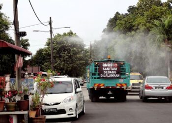 KAEDAH semburan asap boleh digunakan dalam usaha mengekang penularan pandemik Covid-19. -UTUSAN/RASUL AZLI SAMAD