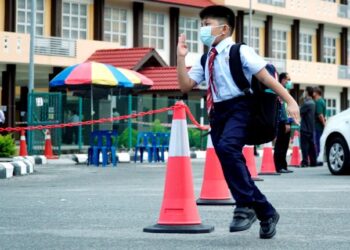 Gelagat murid tahun satu ketika hadir ke sekolah pada hari pertama persekolahan 2021 di Sekolah Kebangsaan Meru Raya, Ipoh. - UTUSAN/ZULFACHRI ZULKIFLI