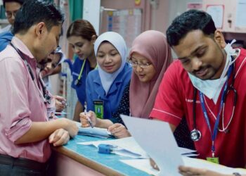 KAKITANGAN di Hospital Kuala Lumpur dan Institut Jantung Negara sentiasa melaksanakan tanggungjawab terhadap pesakit dengan baik tanpa mengira penat dan lelah. GAMBAR HIASAN/UTUSAN