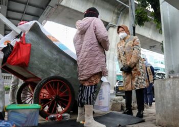 RISMAHARINI bertemu dengan salah seorang gelandangan di Jakarta. - KEMENTERIAN SOSIAL INDONESIA      