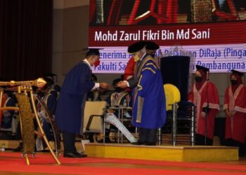 Abdul Taib Mahmud menyampaikan sijil kepada salah seorang graduan dalam Majlis Konvokesyen Unimas Ke-25 Kota Samarahan Kuiching hari ini.