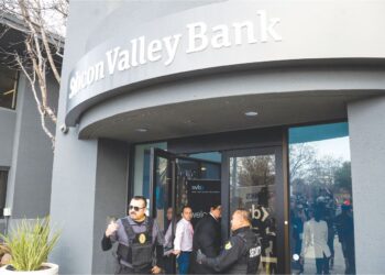 SAHAM-saham bank global terjejas berikutan kebimbangan krisis kewangan Amerika Syarikat termasuk kejatuhan Silicon Valley Bank. 
– AFP