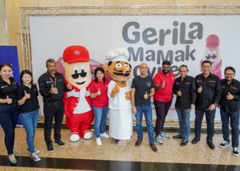 MOHAMAD Azlan Jaafar (tiga dari kanan) bersama Jubin Mehta (lima dari kanan) dan pegawai kanan Media Mulia serta Tune Protect bergambar bersama maskot Mamak Cyber dan T.P The Thumb selepas Majlis Flag-off Gerila Mamak Cyber Bersama Tune Protect di Wisma Tune, Kuala Lumpur semalam. - UTUSANFARIZ RUSADIO