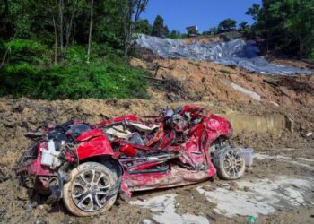 KEADAAN terkini di taman perumahan Taman Bukit Permai, Ampang yang musnah akibat kejadian tanah runtuh Mac lalu ketika tinjauan Utusan Malaysia semalam. - FOTO/AMIR KHALID