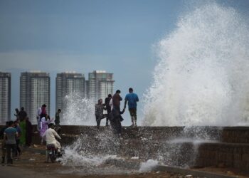 ORANG ramai berkumpul berhampiran tepi pantai sebelum ketibaan Taufan Biparjoy di Pantai Clifton, Karachi di Pakistan. - AFP