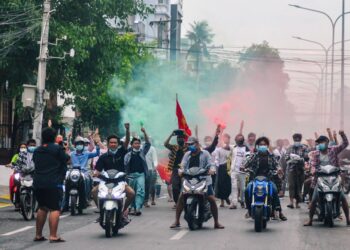 PENUNJUK perasaan menyertai protes membantah rampasan kuasa tentera di bandar Mandalay, Myanmar. - AFP   