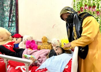 PESAKIT Dystonia Cerebral Palsy pertama di Malaysia, Nor Adnisa Muhammad Nasir (kiri) yang menerima vaksin bersama Syuhaida Saad ketika ditemui di Taman Cempaka Putih, Kampung Tambun Tulang, Arau, Perlis.- UTUSAN/NAZLINA NADZARI