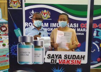 JANTAN Bujing (kiri) dan isterinya yang lengkap menerima dua dos suntikan vaksin Covid-19 di Pusat Pengambilan Vaksin, Maran, Pahang. - UTUSAN/SALEHUDIN MAT RASAD